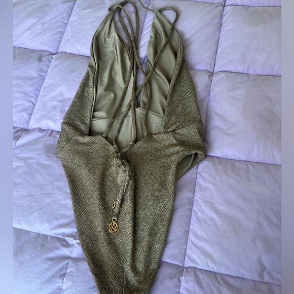 Luli Fama Deep V Compai One Piece - Picture 4 of 9